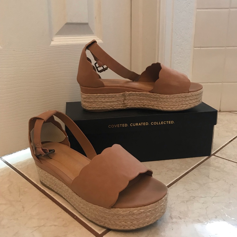 Scalloped Flatform Sandals